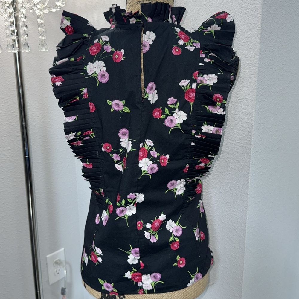 Express Black Ruched Floral Sleeveless Blouse - Picture 4 of 7